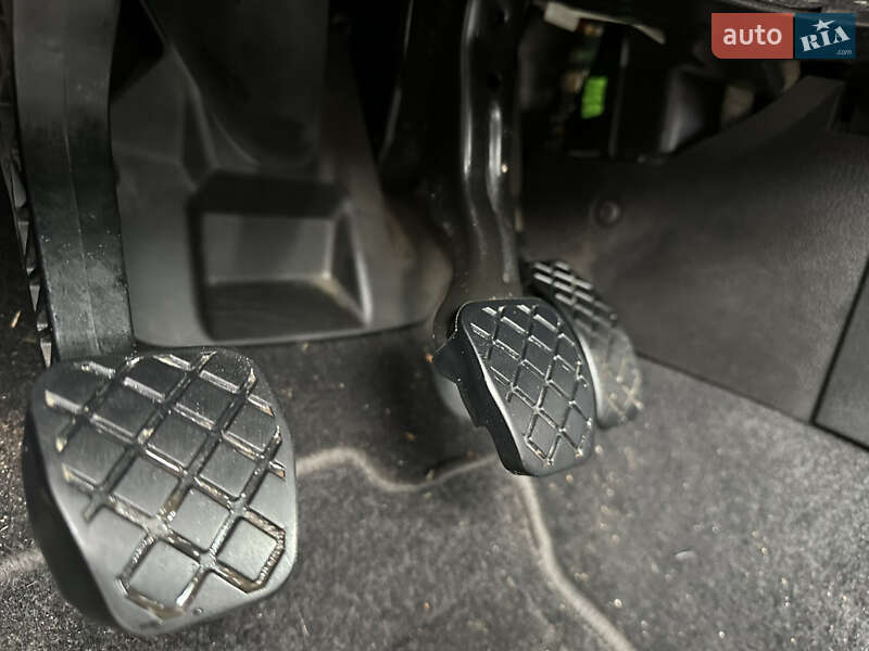 Хетчбек Volkswagen Golf 2001 в Чернівцях