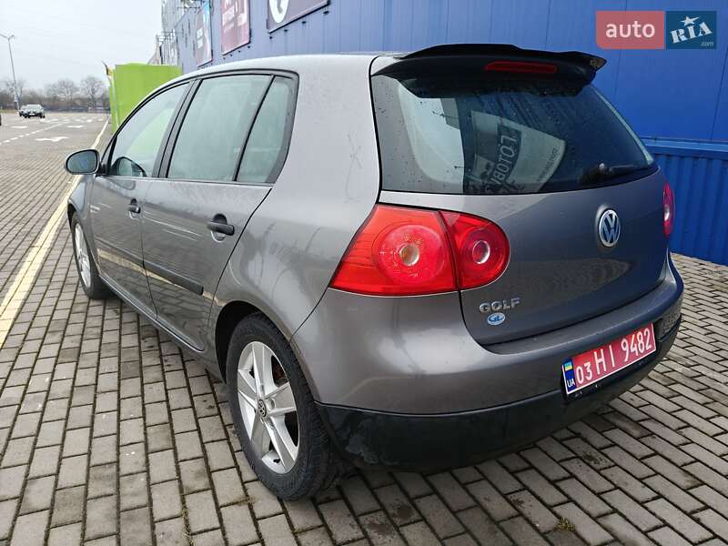 Хэтчбек Volkswagen Golf 2004 в Нововолынске
