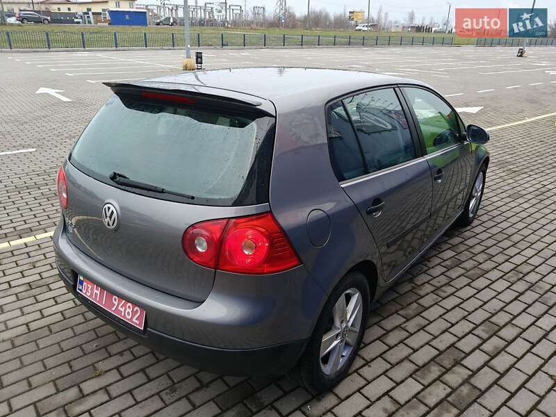 Хэтчбек Volkswagen Golf 2004 в Нововолынске