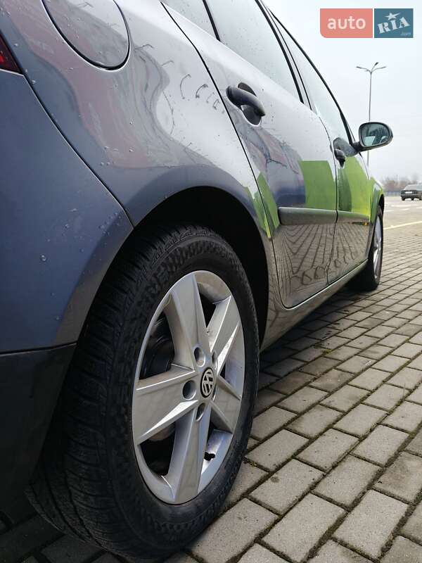 Хэтчбек Volkswagen Golf 2004 в Нововолынске