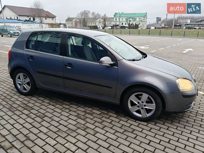 Хэтчбек Volkswagen Golf 2004 в Нововолынске