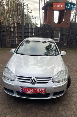 Хэтчбек Volkswagen Golf 2005 в Новояворовске