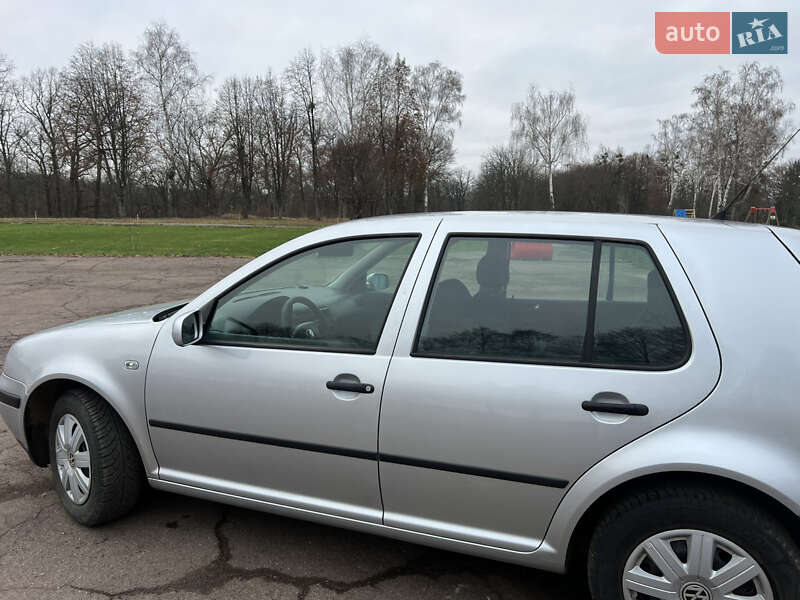 Хэтчбек Volkswagen Golf 2001 в Тростянце