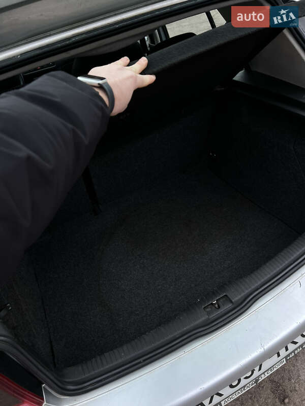 Хэтчбек Volkswagen Golf 2001 в Тростянце