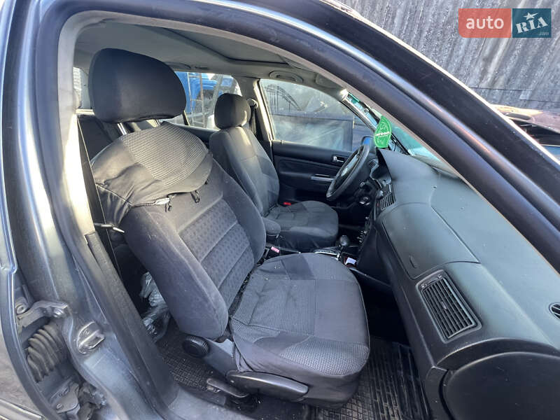 Хетчбек Volkswagen Golf 2003 в Немішаєве