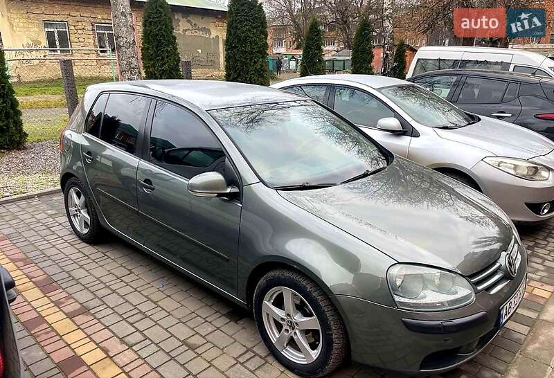 Хетчбек Volkswagen Golf 2004 в Могилів-Подільському