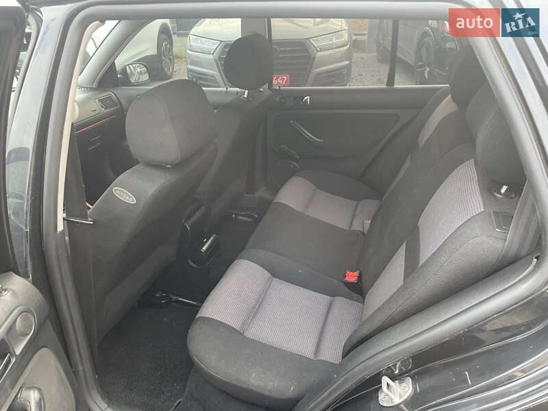 Хетчбек Volkswagen Golf 2001 в Львові