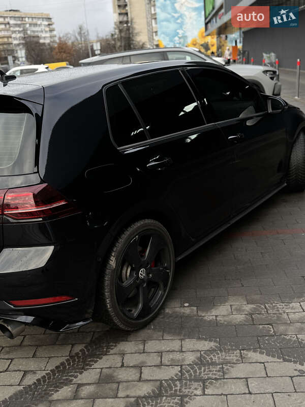 Хетчбек Volkswagen Golf 2016 в Києві