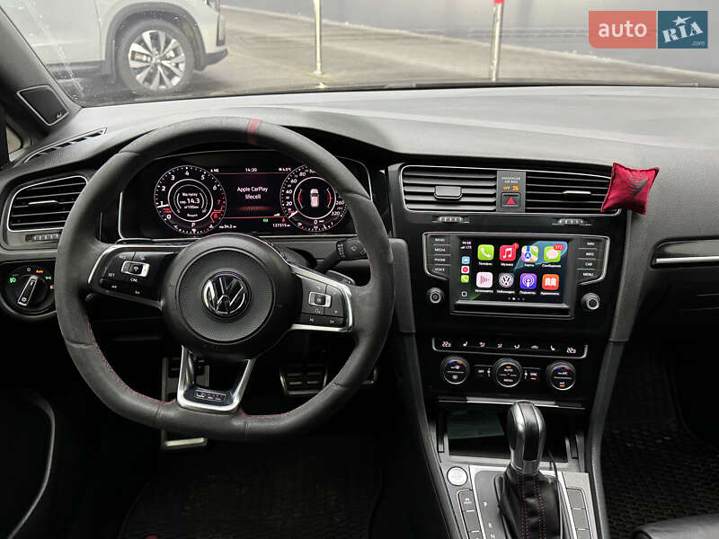 Хетчбек Volkswagen Golf 2016 в Києві