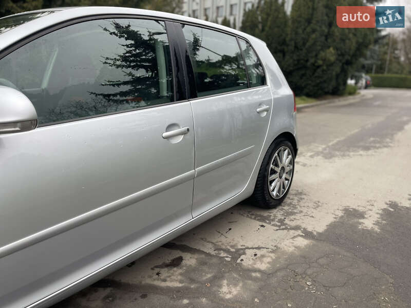 Хетчбек Volkswagen Golf 2006 в Шепетівці