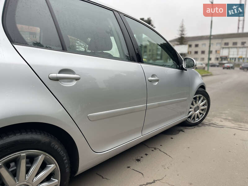 Хетчбек Volkswagen Golf 2006 в Шепетівці