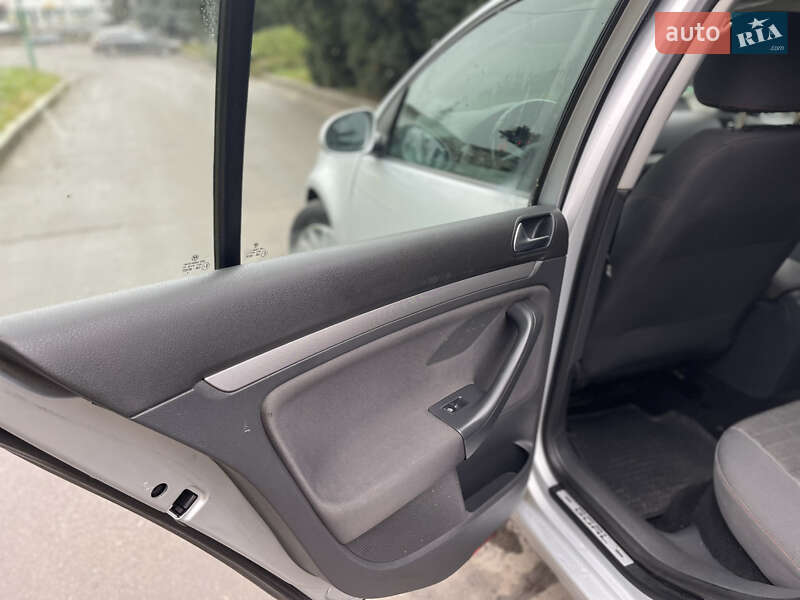 Хетчбек Volkswagen Golf 2006 в Шепетівці