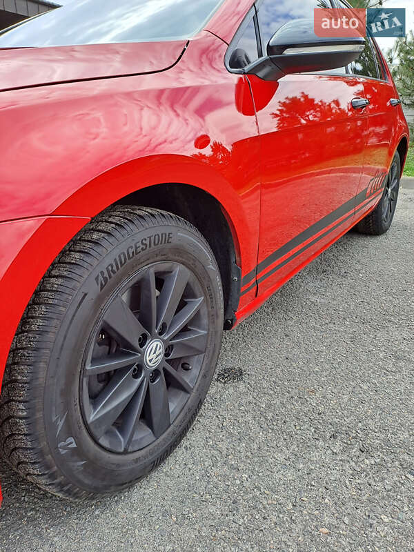 Хэтчбек Volkswagen Golf 2016 в Днепре