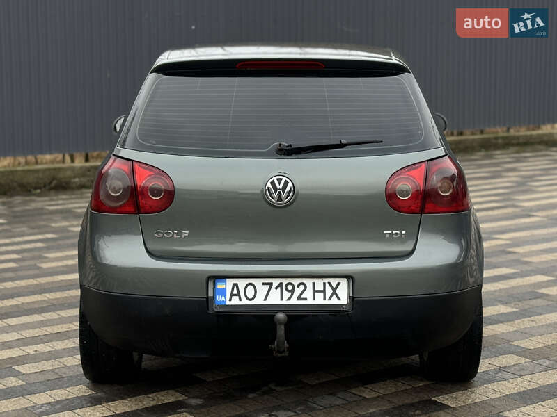 Хэтчбек Volkswagen Golf 2004 в Сваляве