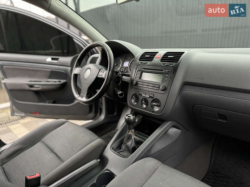 Хэтчбек Volkswagen Golf 2004 в Сваляве