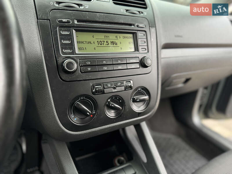 Хэтчбек Volkswagen Golf 2004 в Сваляве