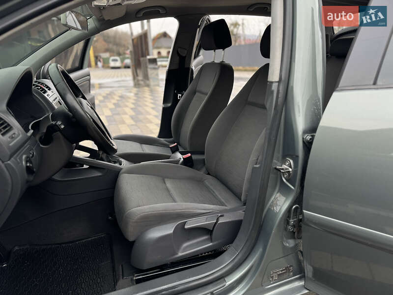 Хэтчбек Volkswagen Golf 2004 в Сваляве