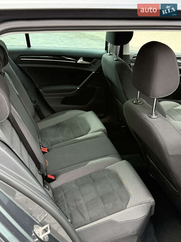 Універсал Volkswagen Golf 2017 в Рівному