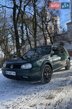 Хэтчбек Volkswagen Golf 2001 в Остроге