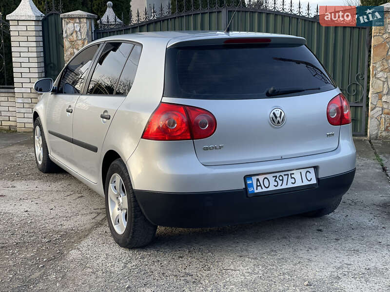 Хэтчбек Volkswagen Golf 2005 в Виноградове