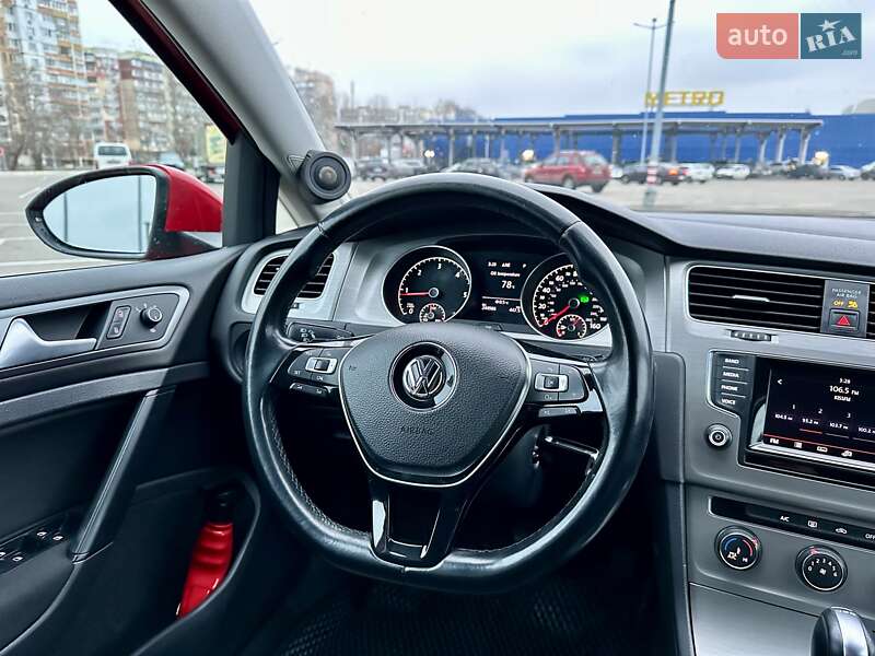 Хэтчбек Volkswagen Golf 2015 в Киеве