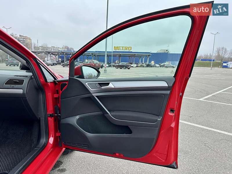 Хэтчбек Volkswagen Golf 2015 в Киеве