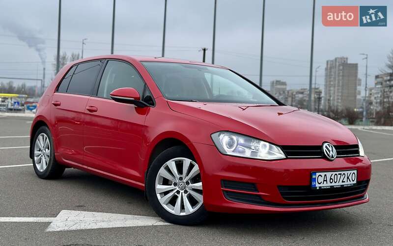 Хэтчбек Volkswagen Golf 2015 в Киеве