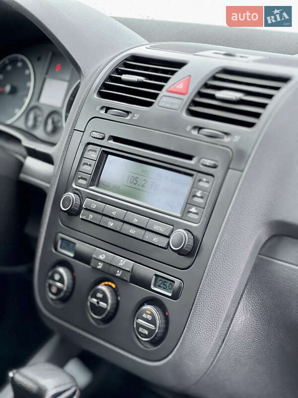 Хетчбек Volkswagen Golf 2005 в Харкові