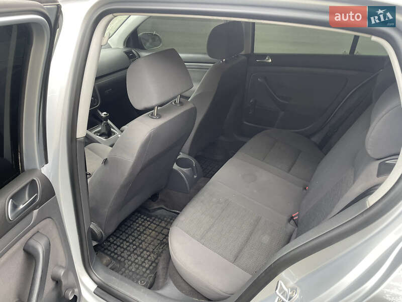 Хэтчбек Volkswagen Golf 2005 в Виноградове