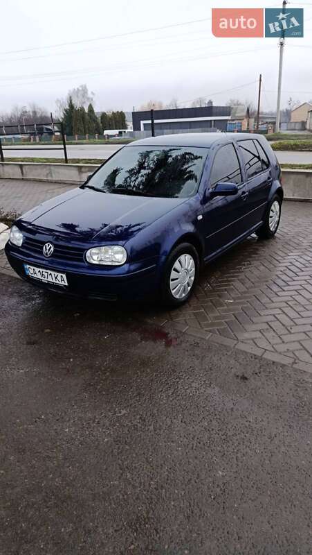 Хэтчбек Volkswagen Golf 2002 в Корсуне-Шевченковском