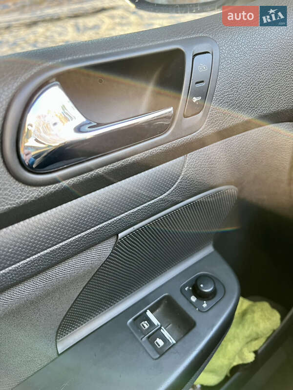 Хетчбек Volkswagen Golf 2003 в Долині