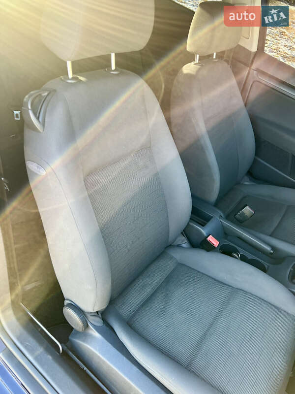 Хетчбек Volkswagen Golf 2003 в Долині