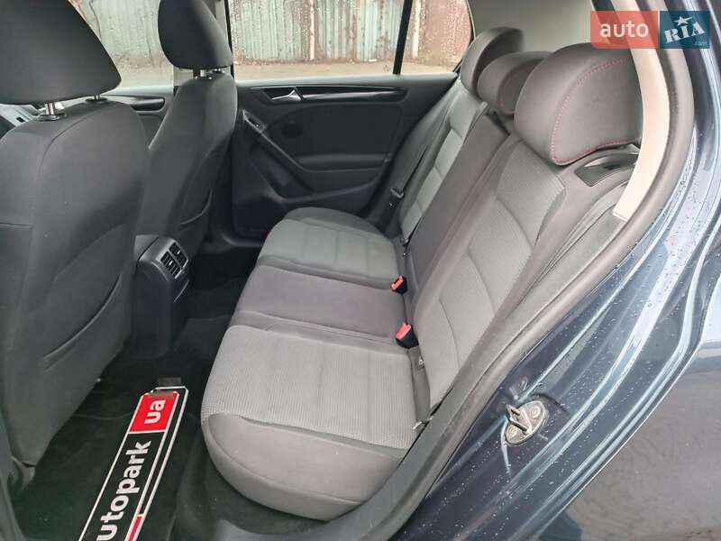 Хетчбек Volkswagen Golf 2010 в Харкові