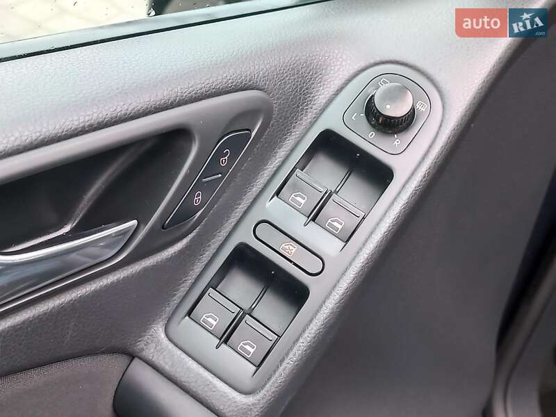 Хетчбек Volkswagen Golf 2010 в Харкові