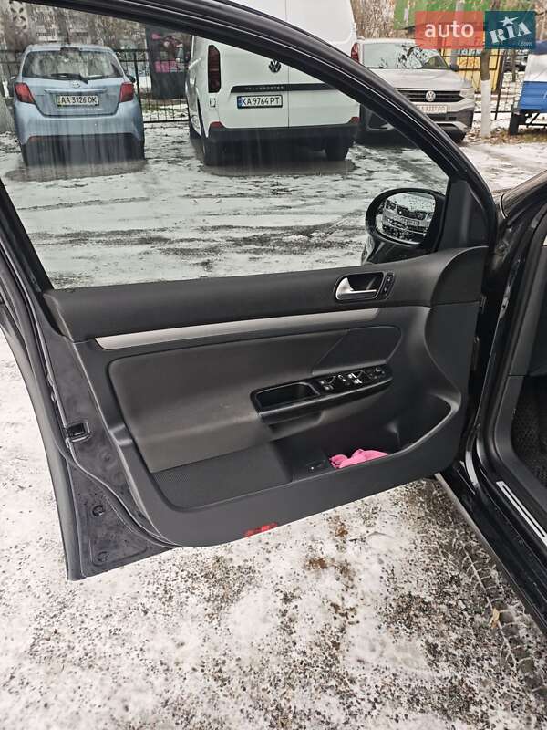 Хетчбек Volkswagen Golf 2006 в Києві