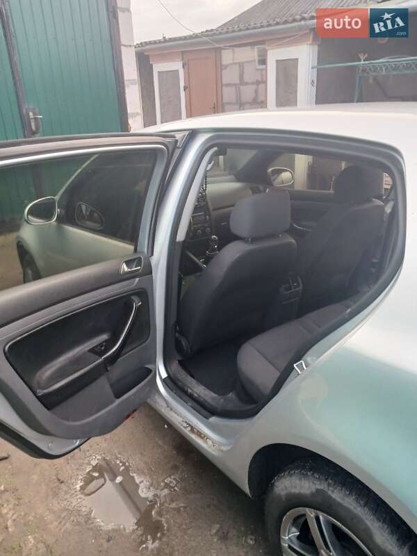 Хетчбек Volkswagen Golf 2005 в Вознесенську