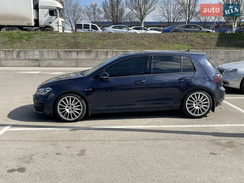 Хетчбек Volkswagen Golf 2015 в Дніпрі