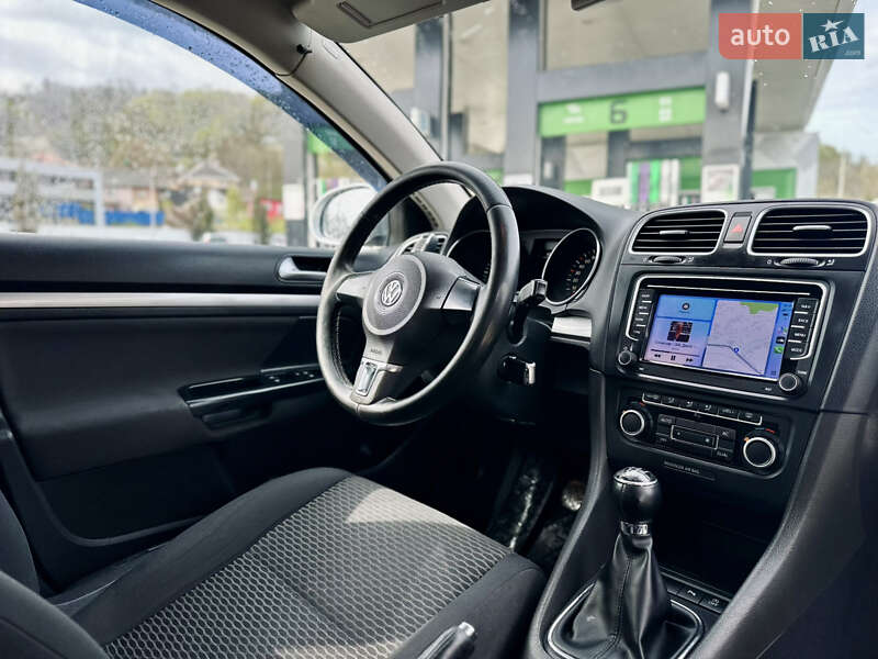 Універсал Volkswagen Golf 2010 в Чернівцях