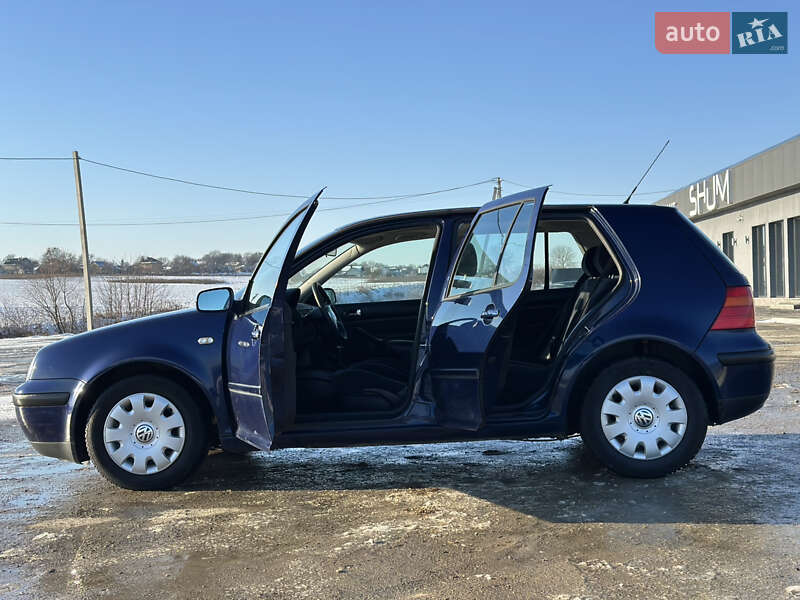 Хетчбек Volkswagen Golf 2002 в Чернівцях