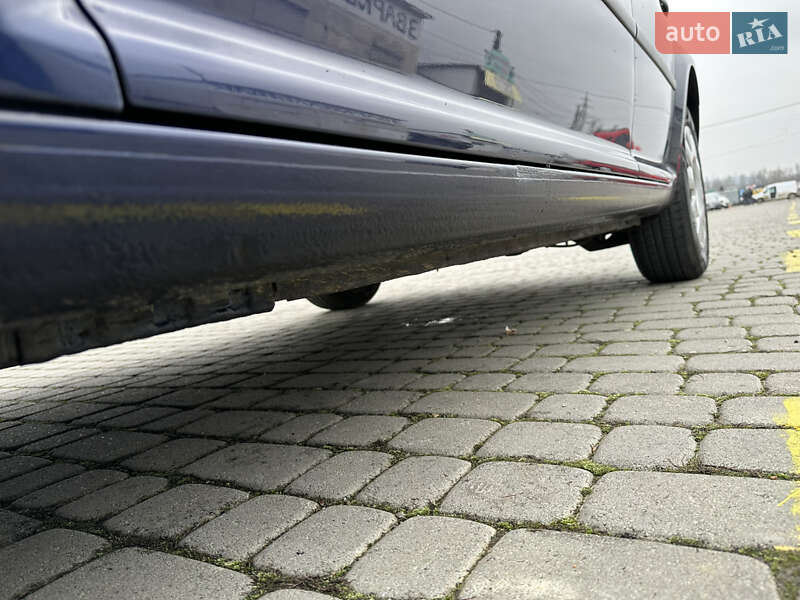 Хетчбек Volkswagen Golf 2002 в Чернівцях