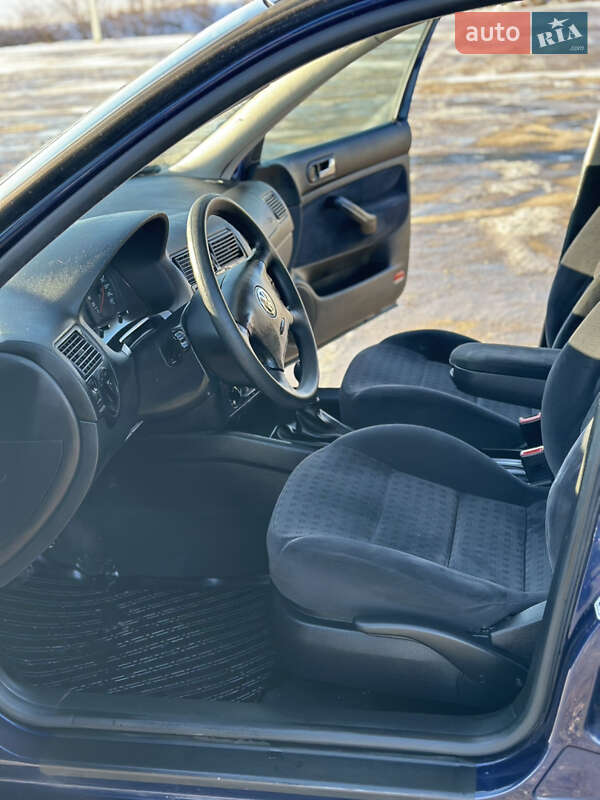 Хетчбек Volkswagen Golf 2002 в Чернівцях