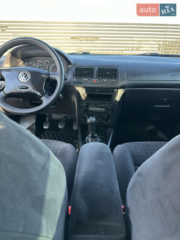 Хетчбек Volkswagen Golf 2002 в Чернівцях