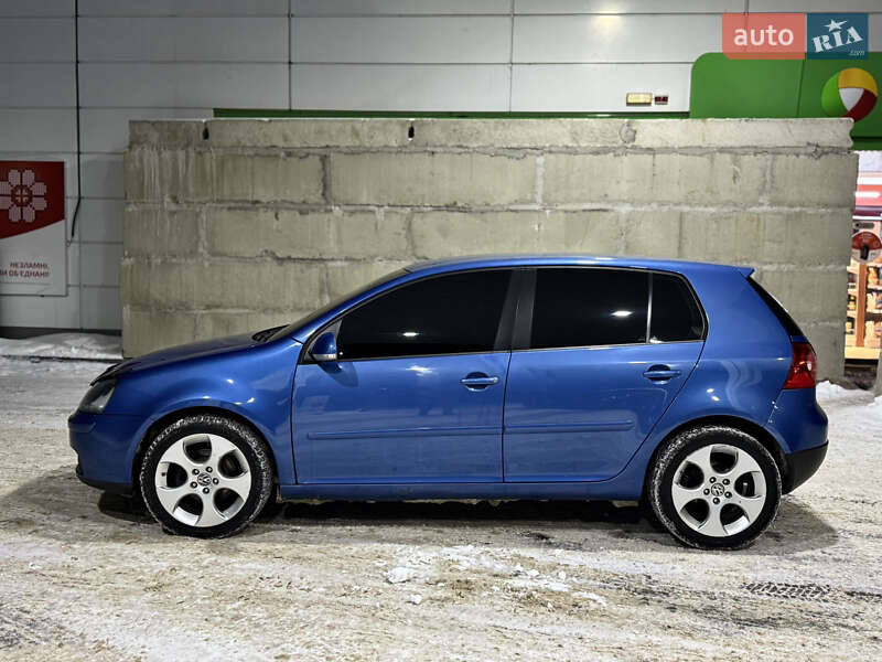 Хетчбек Volkswagen Golf 2005 в Сумах