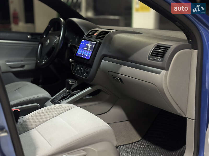 Хетчбек Volkswagen Golf 2005 в Сумах