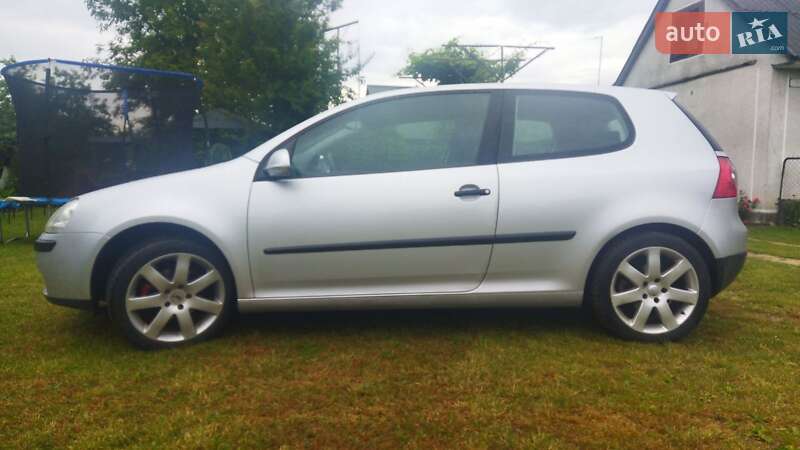 Хетчбек Volkswagen Golf 2004 в Луцьку