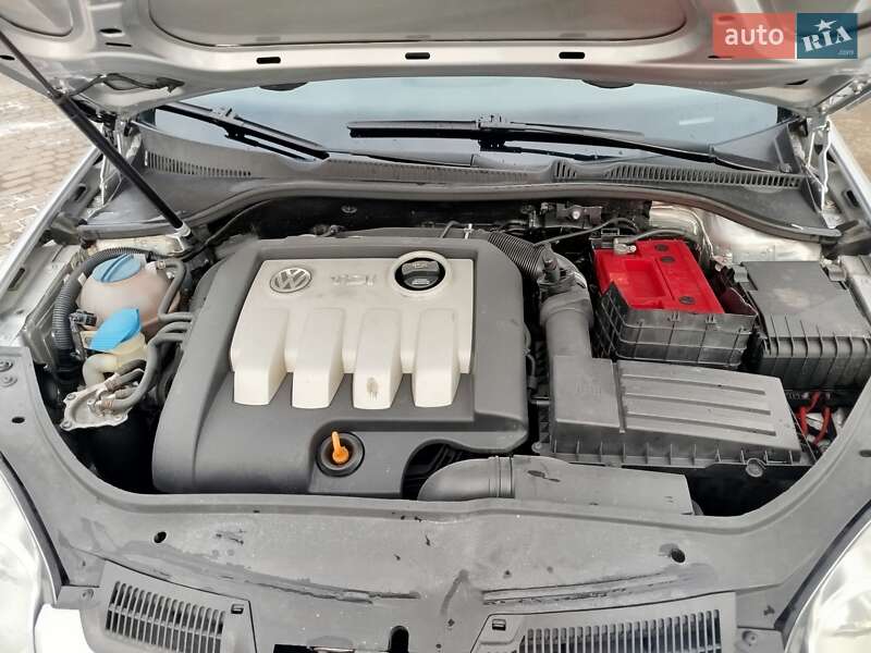 Хетчбек Volkswagen Golf 2005 в Ковелі