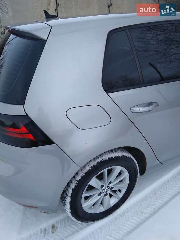 Хэтчбек Volkswagen Golf 2015 в Новоднестровске