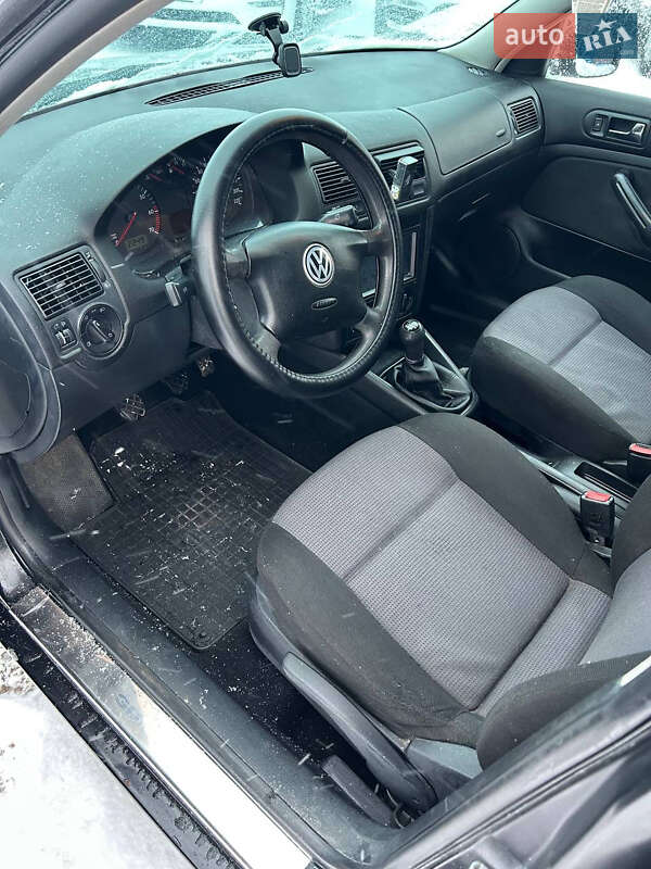 Хетчбек Volkswagen Golf 2000 в Стрию