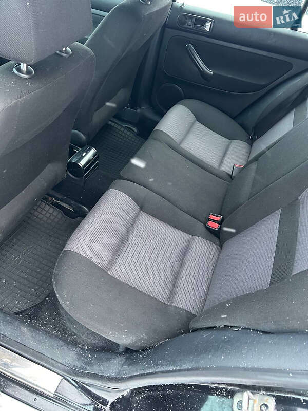 Хетчбек Volkswagen Golf 2000 в Стрию