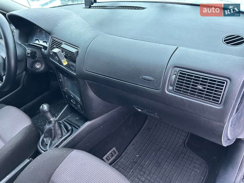 Хетчбек Volkswagen Golf 2000 в Стрию